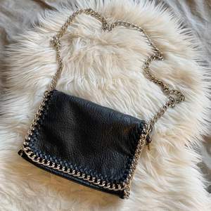En fin svart handväska med silver detaljer 🖤 köpt på Scorett. Köparen står för frakten (66kr) 🖤