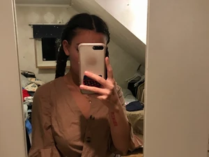 Söt topp från nakd - Jättefin topp från nakd i storlek s/34. Säljer för 45 kr + 63 kr frak alternativt mötas upp i Norrköping eller Linköping. Säljs billigt pgr av sista bilden. Kram💓