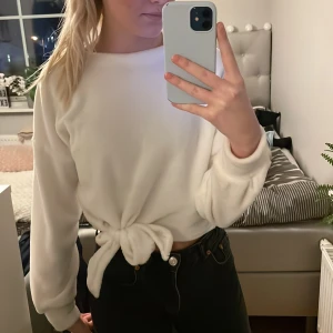 En vit söt fluff tröja med knytdetal.  - Den vita är helt oanvänd och rosa tröjan använd fåtal gånger. Jätte fina tröjor som jag tyvärr inte gillar längre. Rosa storlek xxs och den vita storlek xs. Säljer tröjorna ihop för 120kr + frakt