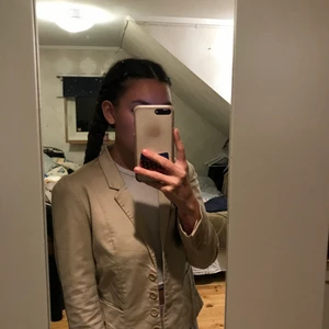 Dam kostym - Snygg damkostym från hm, säljer för 50 kr + 60 kr frakt alternativt mötas upp i Norrköping eller Linköping 💓 lite kort i mig på armarna