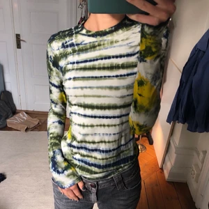 Topp - Topp från weekday. Mkt fint skick. Står storlek XS men är mer en S. Finns ej att köpa i butik elr hemsida.