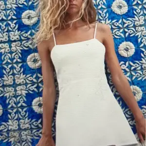 Helt oanvänd ny vit kortklänning från Zara