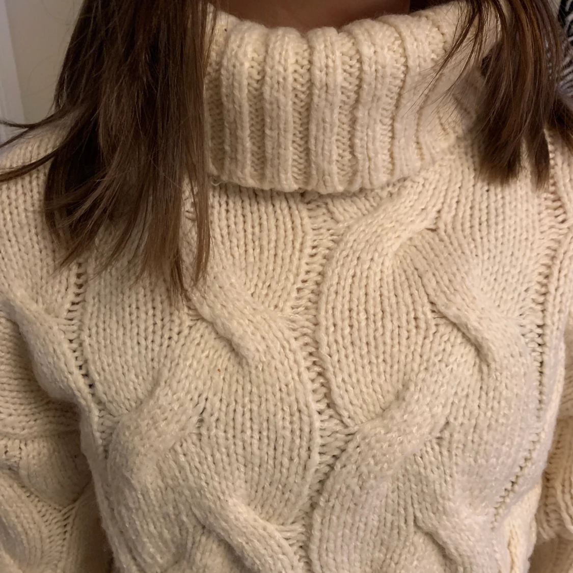 Benvit kabelstickad polotröja - 90