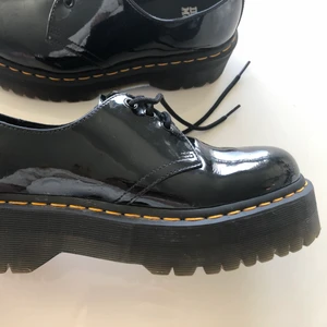 Dr. Martens 1461 QUAD strl 40 - Vid snabb affär kan priset diskuteras!                       Mina Dr. Martens strl 40 söker ett nytt hem. De är sparsamt använda, kolla tredje bilden, de är för stora för mig men köpte dem i hopp om att de skulle passa mig då de var slut i min normala storlek. Nu när jag fått tag på min storlek så behöver dessa en ny ägare! Världens skönaste och snyggaste skor. De kommer i sin original kartong. Köptes för 1895kr!