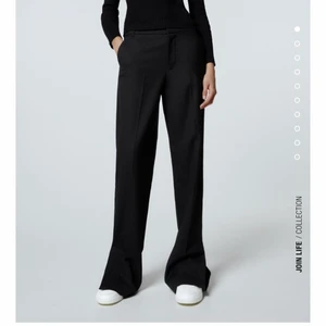 Kostymbyxor från zara - Säljer dessa slutsålda kostymbyxor från zara då de var alldeles för långa för mig. Jag är 160. Helt nya med prislapp på. Och i storlek xs men passar även s oxå beroende på hur man vill att de ska sitta. Köparen står för frakten!