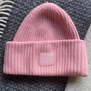 Acne Mössa Rosa - Min ljusrosa acne mössa, bra skick💖 kan tänka mig byta mot andra färger! Inköpt på Johnells för 1200kr. Budgivning vid stort intresse 