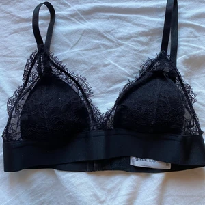 Spets bh XS Gina tricot  - Säljer min superfina bh från ginatricot i storlek XS då den har blivit för liten:( väl använd då det var min favorit men absolut inga tydliga tecken på användning! Knäppe på baksidan💕