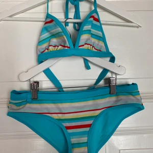 Bikini H&M st 36 - Säljer en super söt bikini från H&M 2000-tal✨ storlek 36 vilket motsvarar ungefär S :) 