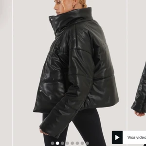 Svart skinnjacka - Svart jacka i skinn i storlek 34. Nypris 800kr. Säljer för 300kr