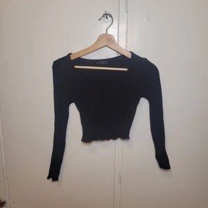 Svart croptop - Croptop från shein. Kvalitén är ju som den är så lite lösa trådar här och var. Aldrig använd