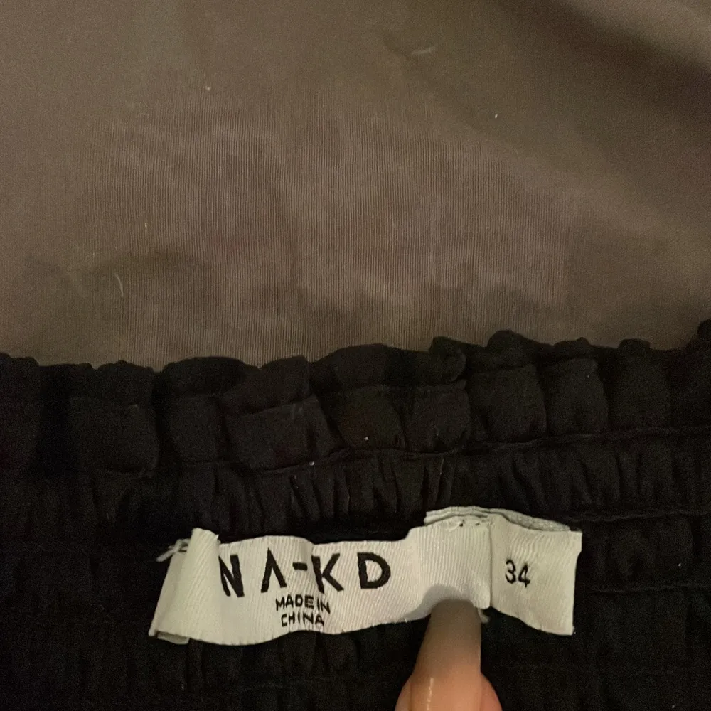 Populär svart kjol!! Köpt på na-kd för flera år sedan men inte kommit till användning 💕💕 Leverans ingår ☺️. Kjolar.