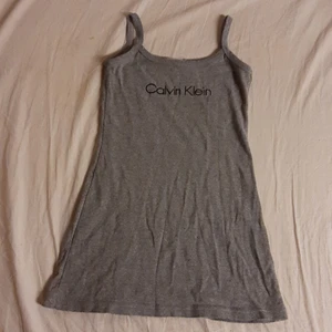 Ljusgrått linne - Ljusgrått linne från Calvin Klein, inte mycket använd. En ganska lång modell. 100 kr plus frakt