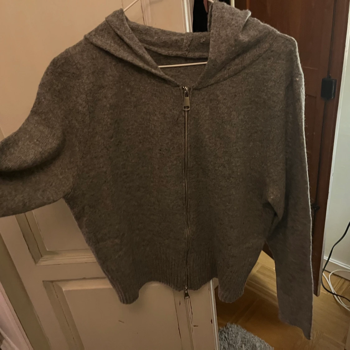 Helt ny stickad zip tröja med luva