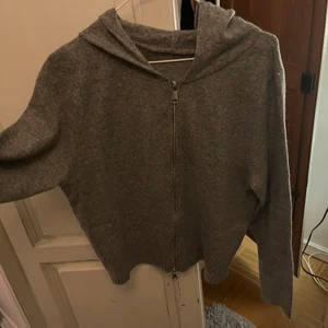 Helt ny stickad zip tröja med luva - Hej alla! Jag säljer min helt nya stickade zip tröja med luva som är grå. Den är i storlek M men skulle säga att den passar S också. Köpt för 400kr och säljer för 250kr direkt annars kan ni buda från 150kr privat❤️Jag står för frakten!💕