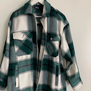 Kappa från Zara - Säljer nu min fina jacka från Zara som tyvärr inte kommer till användning längre. Köpt för 349kr här på plick och jag säljer för 199kr🤍