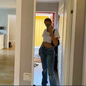 Pull and bear jeans - Blåa jeans med hål och slits! Super fina men kommer ej till använd då jag har andra liknanden! 399 kr nypris, säljer för 200. Hör av er vid intresse💕