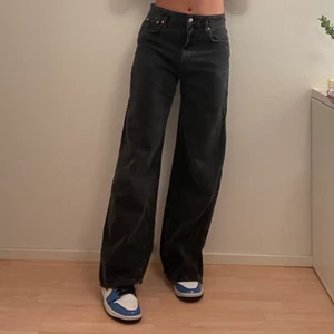 Svarta jeans - Detta är mina svarta jeans från GinaTricot och dem är i bra skick. Sitter bra i längden för mig som är 173.
