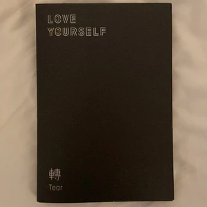 Bts love yourself: TEAR album - Version Y. Säljer detta album eftersom jag redan har likadan. Albumet har bara blivit öppnad 1 gång och sedan ställts upp på hyllan. Allt på bilderna ingår och priset kan diskuteras annars.