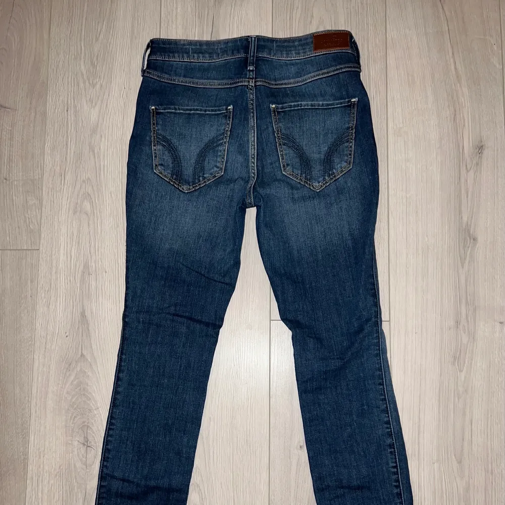 High-Rise Super Skinny jeans  Från Hollister Strl 3S, W26, L28 Knappt använda.  Nypris: 600kr  Mitt pris: 50kr  Vid snabb affär så kan priset diskuteras!  Fraktkostnad kan tillkomma!. Jeans & Byxor.