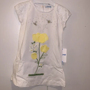 Klänning  - Söt sommarklänning med strass och brodyr. Helt nytt kollektionsprov 