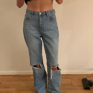 Snygga midwaist jeans med hål - Använda 1 gång. De är i storlek 38 från trendyol. Supersnygga och trendiga❤️