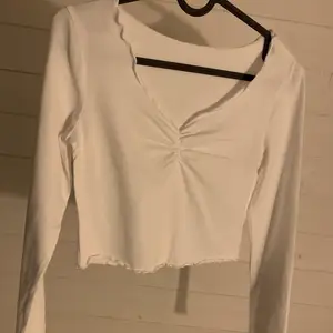 Långärmad vit tröja, vet inte var jag köpt den! Säljer då den tyvärr inte passar <3 passar xs eller en tajtare s
