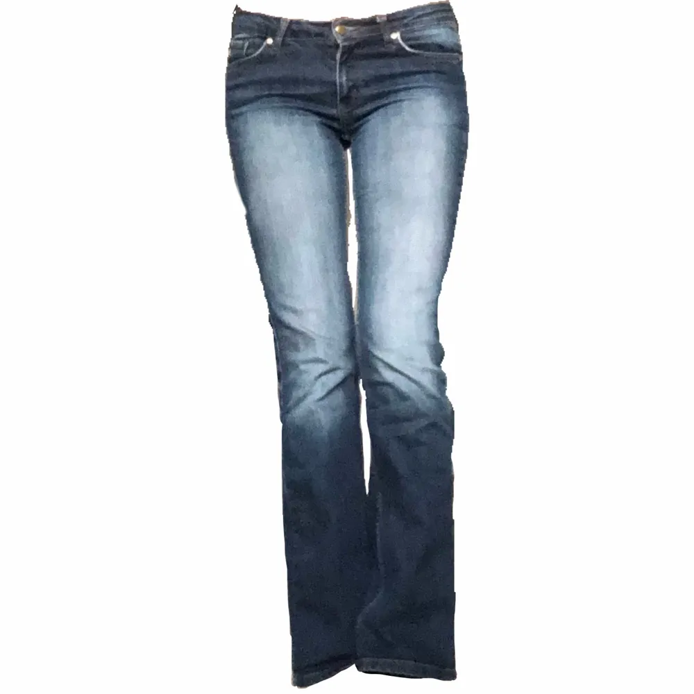 Jättesnygga jeans som tyvärr har blivit en gnutta för små på mig 😞 Dem är i storlek 29 och ganska små i storleken. Kan mötas i göteborg 💋 midjemått: 80cm, innerbenslängd: 81cm. Jeans & Byxor.