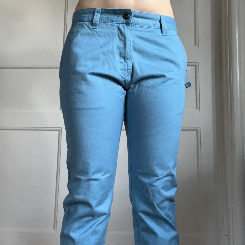 Ljusblå byxor i nyskick! Köpte på Sellpy men var tyvärr försmå :( skulle nog passa S-liten M<3 skriv i chatten för frågor/fler bilder💙. Jeans & Byxor.