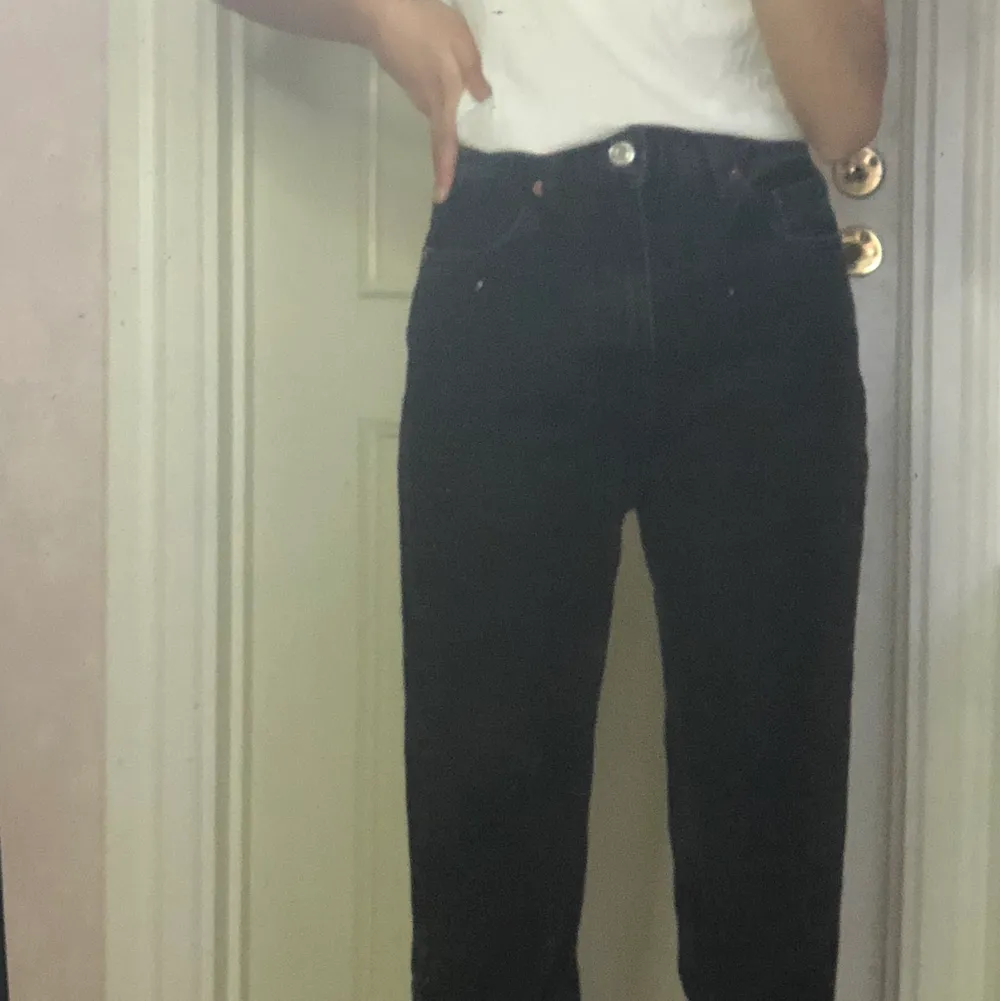 Helt nya svarta mom jeans från Zara i storlek 36. Aldrig använda. Köpta för 360kr men säljer för 280kr + frakt. Köparen står för frakten.. Jeans & Byxor.