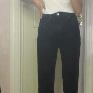 Svarta mom jeans från Zara i storlek 36. Använda ett fåtal gånger. Köpta för 360kr i höstas. Säljer för 260kr + frakt. Köparen står för frakten.
