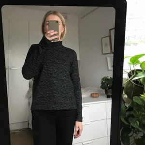 Tröja Åhléns  - Svart/gråmelerad tröja från Åhléns med crewneck. Storlek 34. 