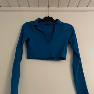 Zara topp - Cool zara tröja som är croppad. Fint skick! Storlek S. Pris exklusive frakt💙