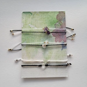 Valentine armband - Har du svårt att bestämma vad du ska ge som present till din Valentine? Då kan du känna dig trygg för nu finns det massvis med olika matchande armband som både är unisex och stilrena. När du beställer får du de i en fin påse som ni kan öppna tillsammans tillsammans med ett fint handskrivet brev som du själv får välja vad det står (bild2). Kom privat för bilder o frågor ⭐️ på min sida finns det FLER DESIGNS så kika in ❤