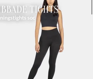 Ribbade träningstights S - Endast testade, säljer pga för stora för mig. Nypris 499kr , kan gå ner i pris vid snabbköp. Köparen står för frakt