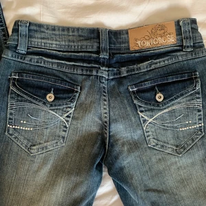 lågmidjade y2k jeans - mammas gaml byxor som tyvärr inte passa mig, riktiga fickor både fram och bak med rhinestone detaljer!! vidare längre ned mot benet ‼️‼️ SÄLJER DIREKT FÖR 320 PLUS FRAKT‼️‼️