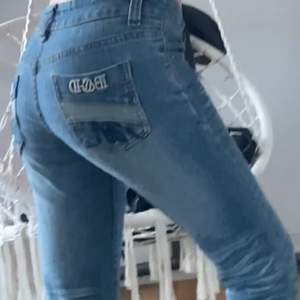 D&G jeans med cool design på bakfickorna och på ena framfickan. Köpt på secondhand. Dom är inte äkta. 