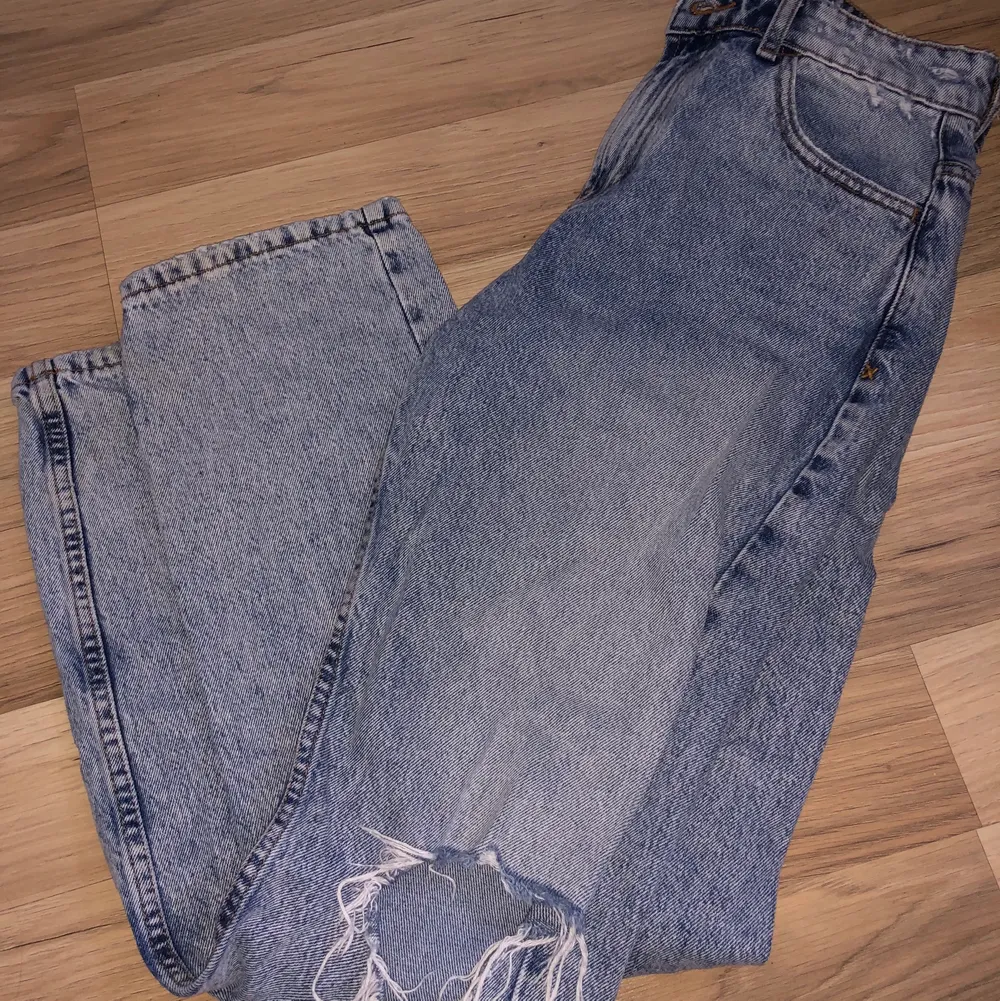 Jeansen har en straight fit och sitter helt perfekt. Det är en fläck på bakficka som har blekts i tvätten så inge smuts🥰. Jeans & Byxor.