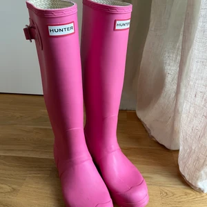 Hunters stövlar rosa - Säljer mina rosa Huntersstövlar! Jag har bara använd de några enstaka gånger så de är i bra skick! Storlek 38, normala i storleken 🌸