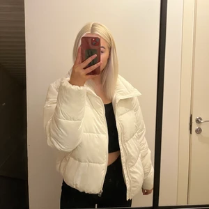 Vita jacka - Helt ny aldrig använd bara tagit bort lappen så den är helt ren finns inga fläckar, jätte skön och varm på bilden ser den créme färgad ut med den är snö vit. 