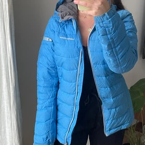 Peak jacka  - Superfin vinterjacka från Peak Performance. Storleken är M men skulle säga att den är lite liten i storleken. Den är endast använd 1-2 gånger så den är i perfekt skick. Djur- och rökfri. 🤗