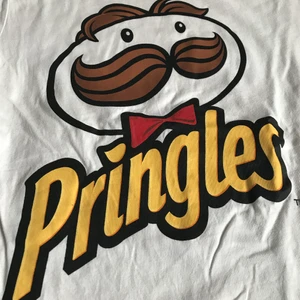 Pringles tröja - Skitrolig tshirt med pringles åring som jag får komplimanger för varje gång jag har på den. Jag brukar vila in den så att den blir ”croppad”, men den är full längd