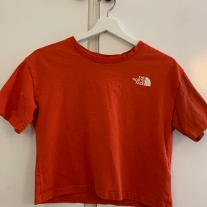 Tröja - En kroppad t-shirt från the north face. Säljer för att den aldrig används. 