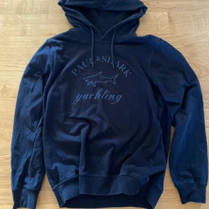 Paul Shark hoodie stl: M  - Paul Shark hoodie stl: M                                                         Använd sparsamt och är i mycket bra skick.                    Köpt på Lilla butiken i Vetlanda                                        Färg: Mörk blå.                                                                 Köpt för 2000.                                                                    Finns att hämta i Askim.   