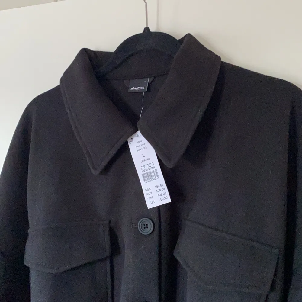 Säljer en helt ny oanvänd alexia jacket från Gina tricot i storlek L med lapp kvar. Nypris 599kr, säljer den för 449kr inkl frakt. Kan mötas upp i Jönköping 💞😌. Jackor.