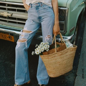 Zara - tall jeans - Säljer ursnygga jeans från Zara med prislappen kvar, köpta för 400kr i storlek 36 (se bild 3 för size guide!) Byxorna är precis som visade på bild, och är som sagt i modellen tall 🤩 Helt slutsålda på hemsidan dessutom💛