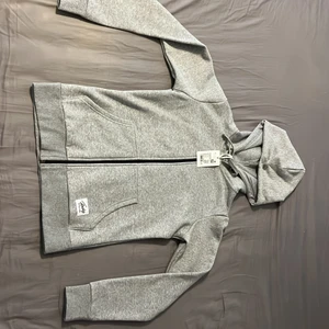 Andy tröja grå - Dehär plagget köptes av misstag, har aldrig andvänts. Den är i perfekt ny skick, väldigt mysig.