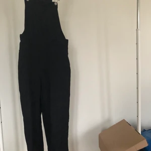 Hängselbyxor svarta - Svarta hängselbyxor 