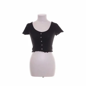 Chiquelle topp - Ribbad topp men refglade kanter, storlek S. Extremt stretchig topp som passar formerna perfekt. Använd ca 5 gånger men säljer för att jag har en liknande. Knapparna är fastsydda och inte öppningsbara, snygg detalj. Skriv privat för fler bilder. Köpt för 1 månad sen för 250kr på chiquelle❤️