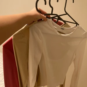 Basic tröja - Tre basic tröjor med öppningar i ryggen. Köpta på zalando och knappt använda. En i beige, en i vit och en i lite mörkare rosa. Kontakta för fler bilder och mer information🤍