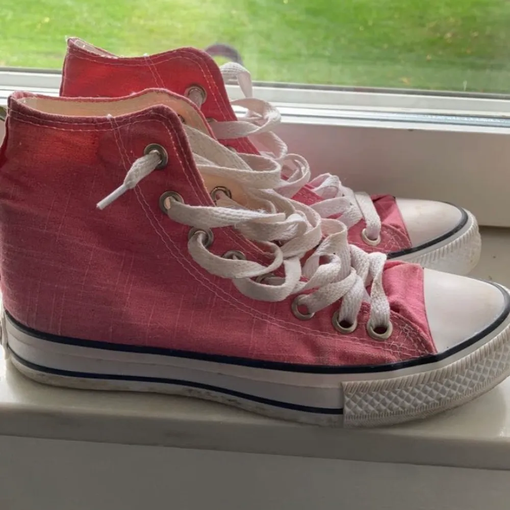Svincoola rosa converse som tyvär är lite för små för mig :( dem är i strl 36 och på bild 2 ser ni att ena skon har ett coolt tryck på baksidan, frakt tillkommer.⭐️. Skor.